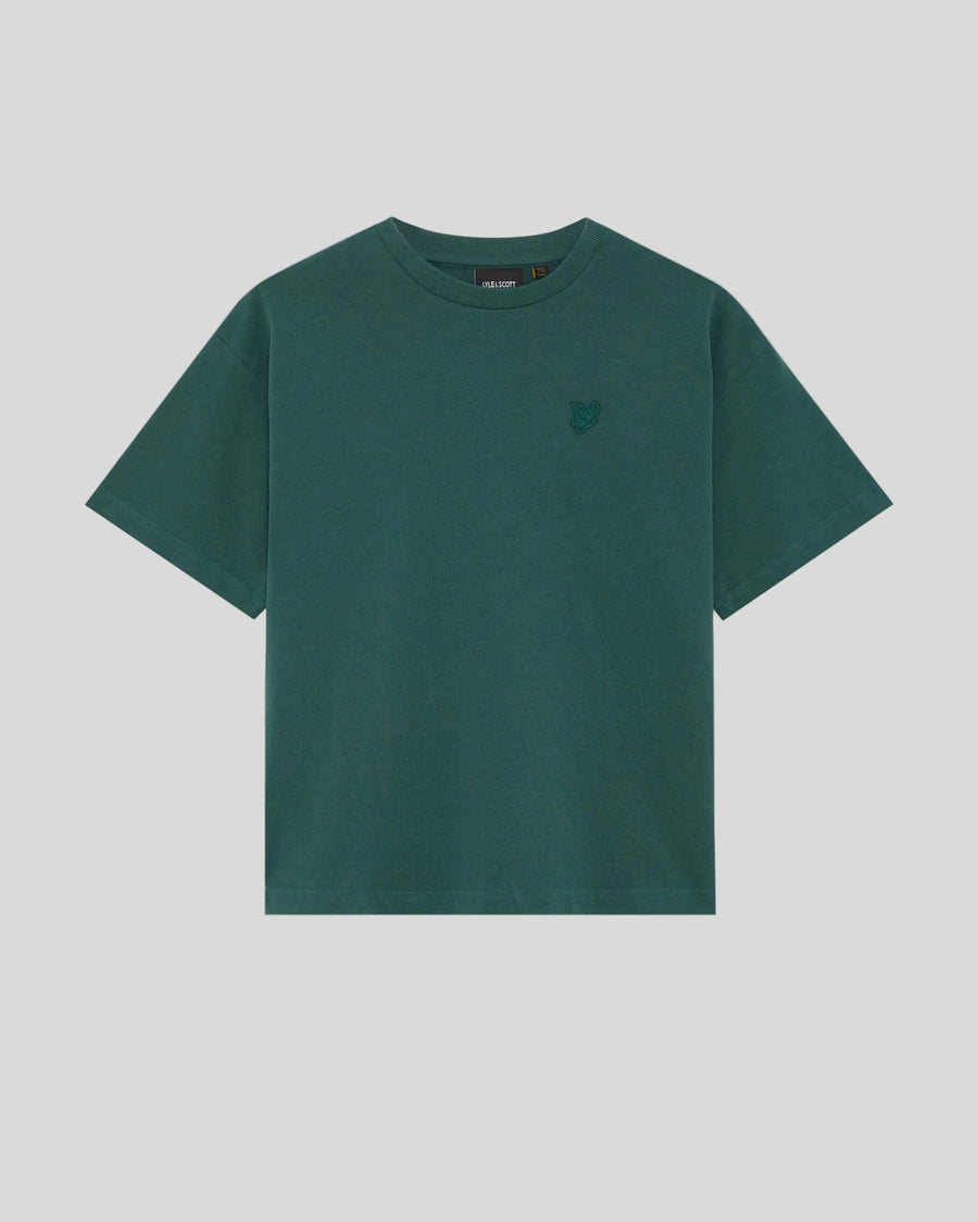 Un homme porte un t-shirt ample épais de couleur Everglade