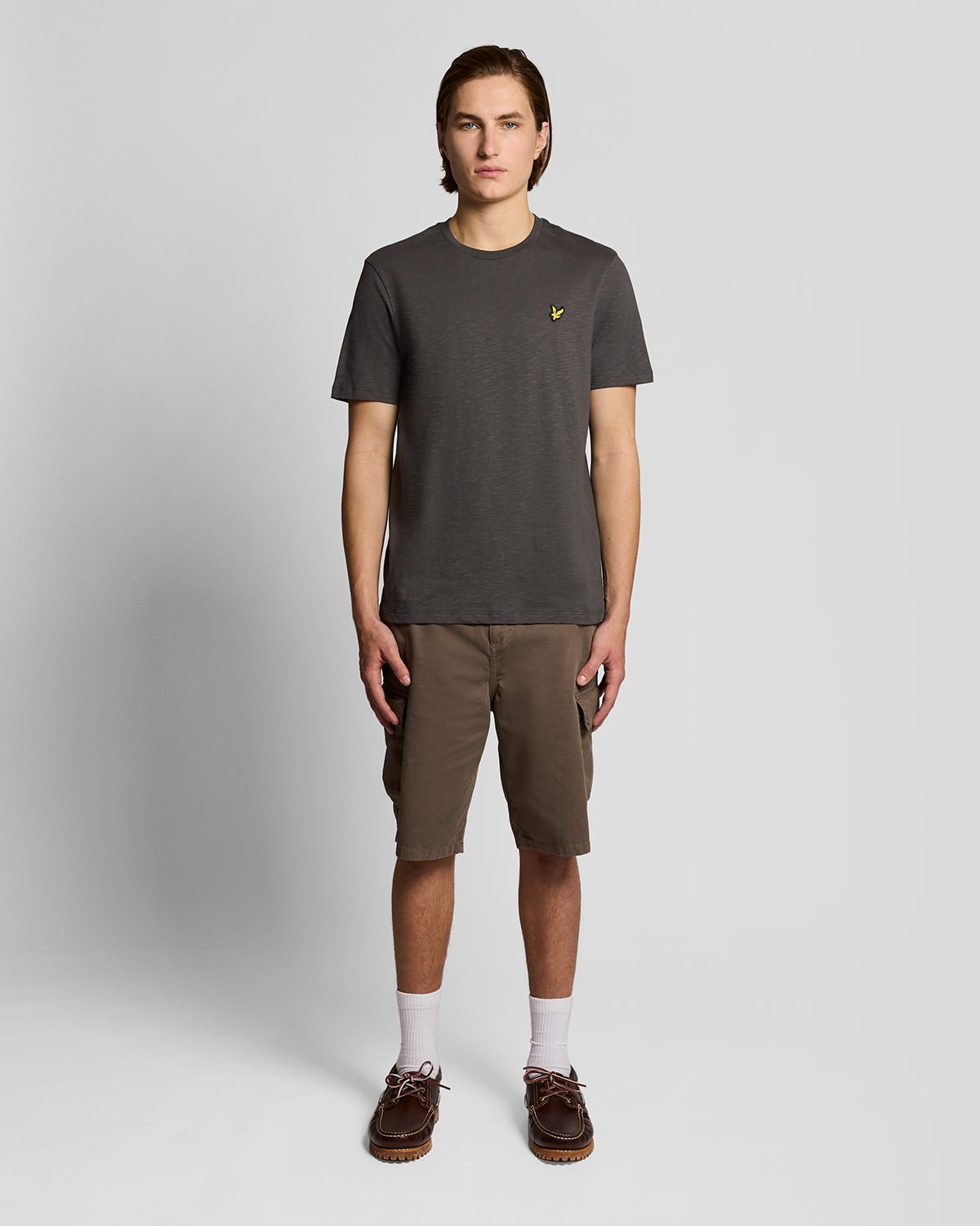 Homme portant un t-shirt en coton fin texturé, couleur gris métallisé