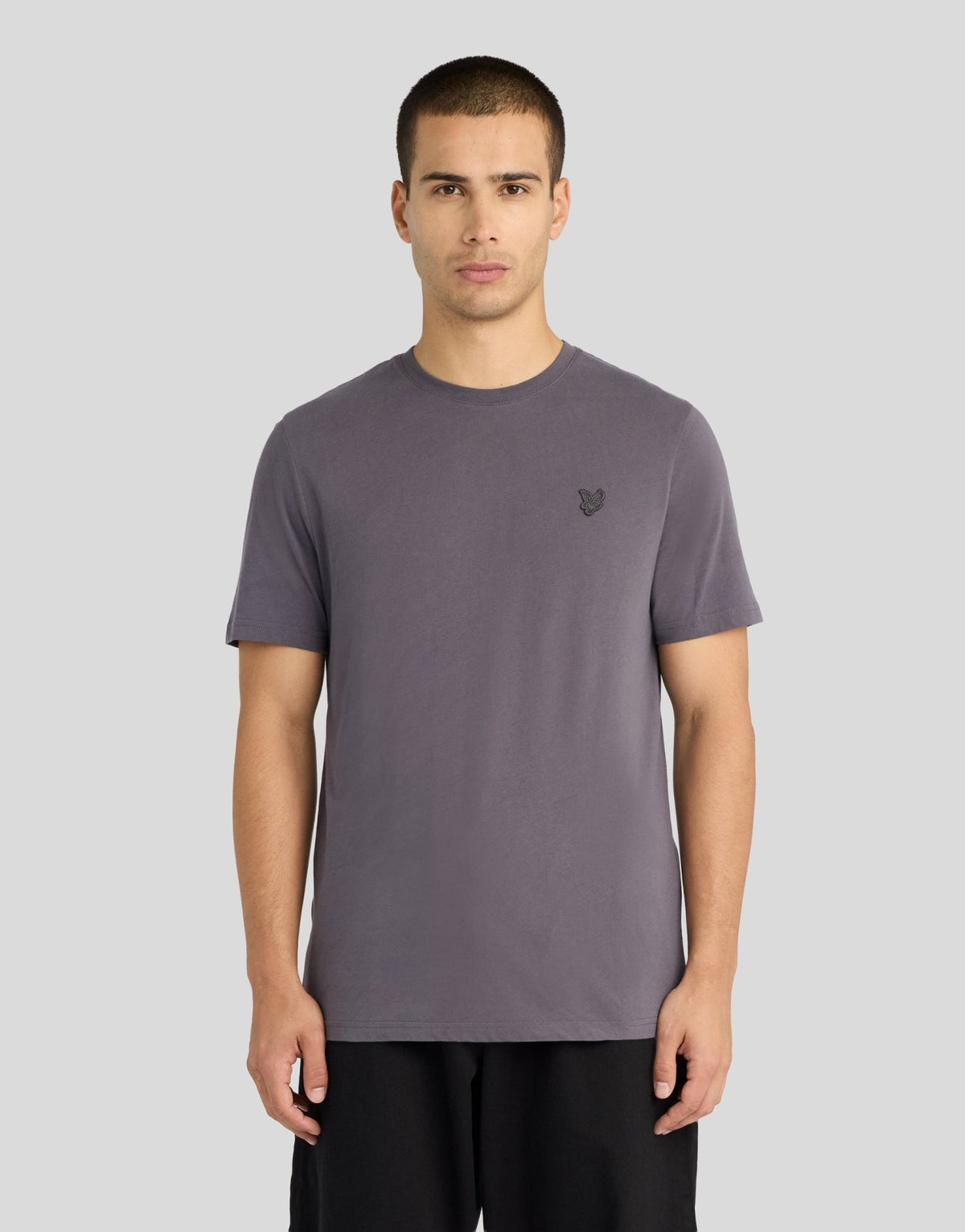 Un homme porte un t-shirt en coton ultra-fin de couleur « Iron »