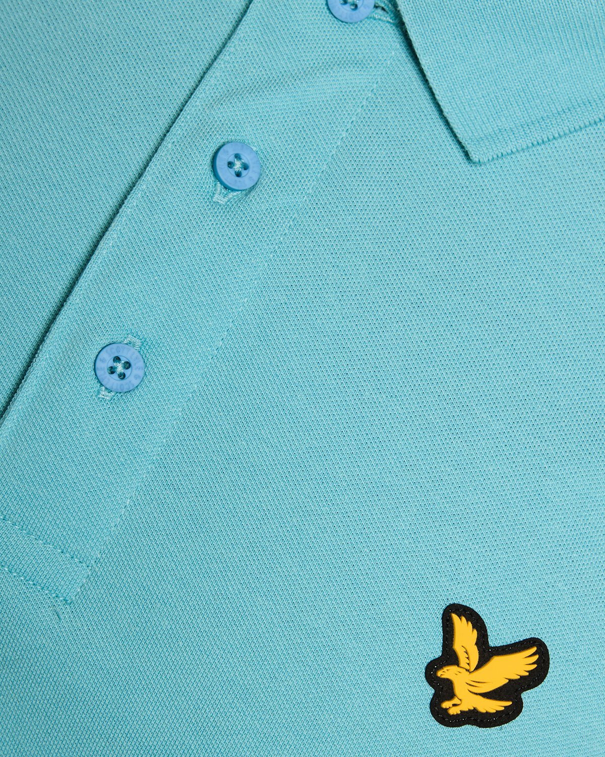 Un homme porte un polo technique bleu aquamarine