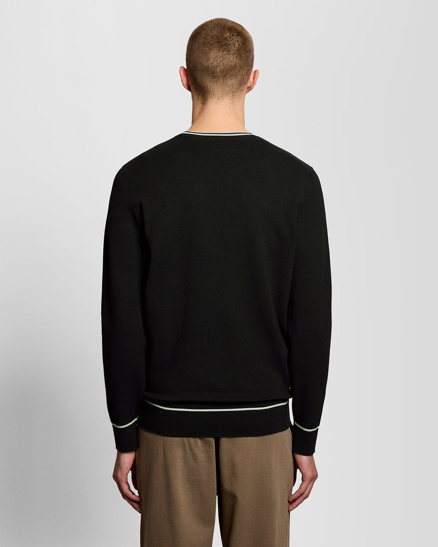 Homme portant un pull à col rond en maille à bords contrastés, couleur noir de jais