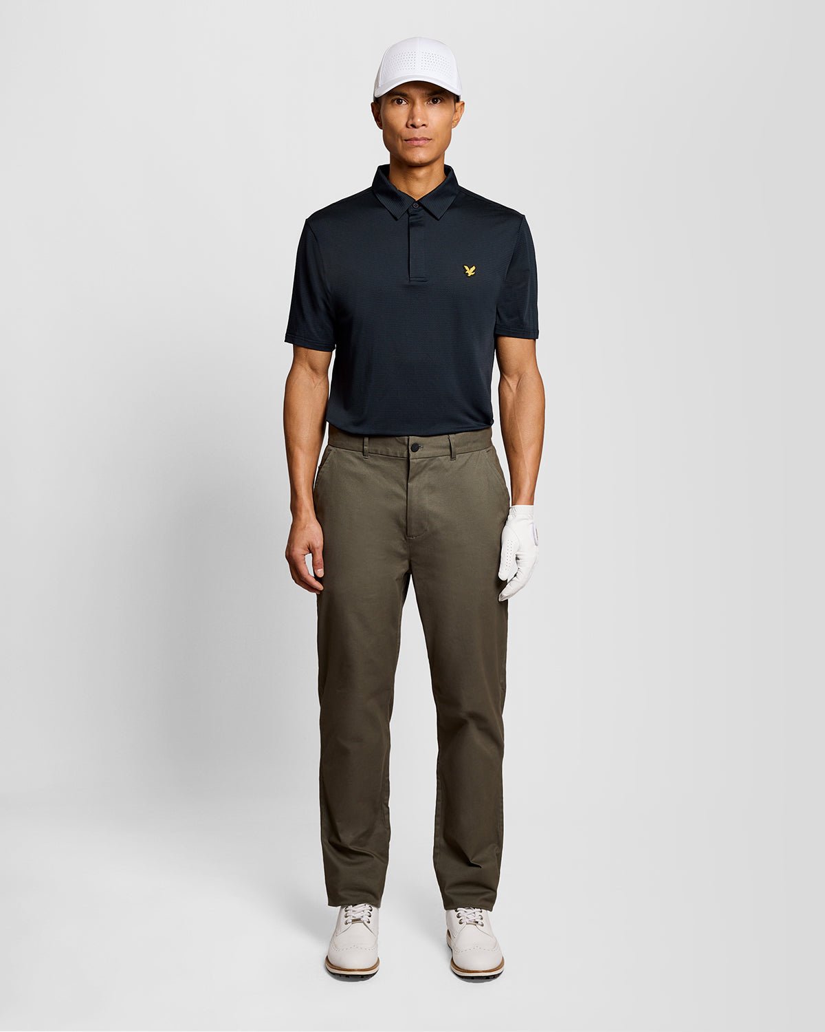 Uomo con polo con abbottonatura nascosta in blu scuro