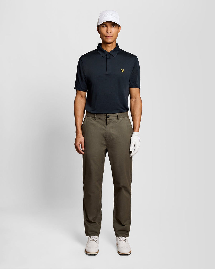 Uomo con polo con abbottonatura nascosta in blu scuro