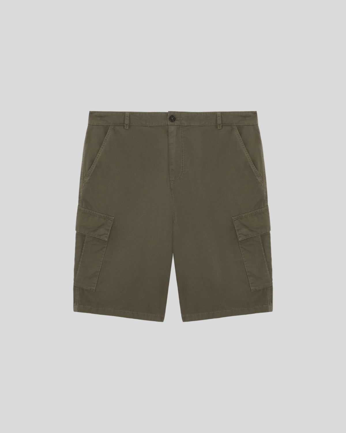 Un homme porte un short cargo en coton de couleur kaki cendré