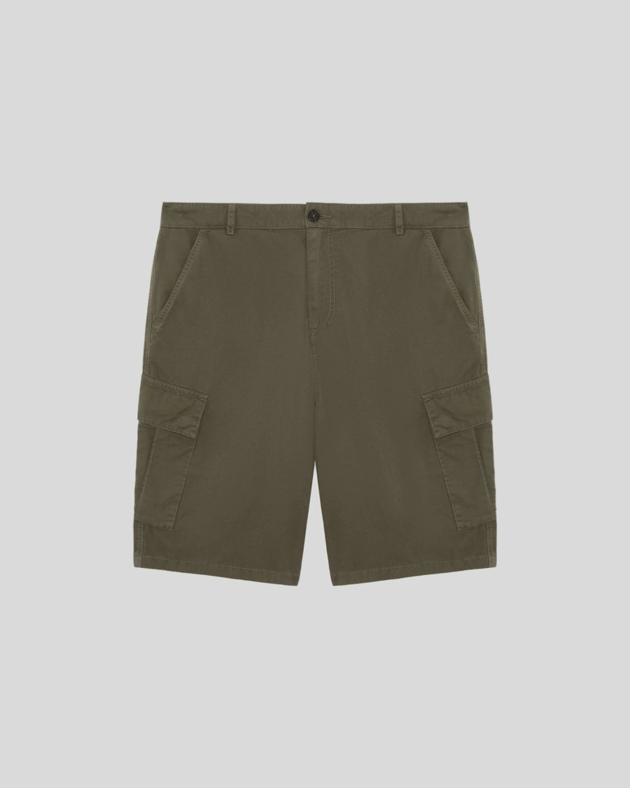 Un homme porte un short cargo en coton de couleur kaki cendré