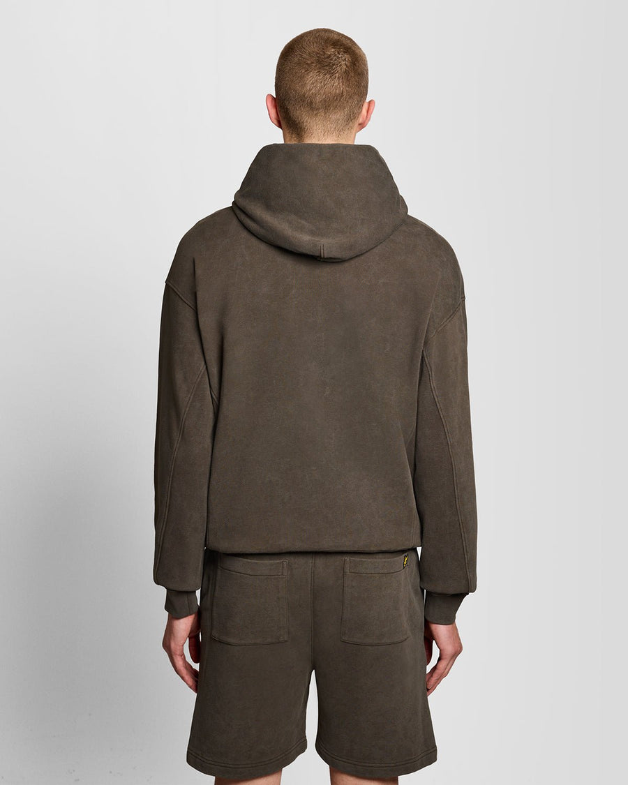 Homme portant un sweat à capuche en coton épais, couleur noir mat