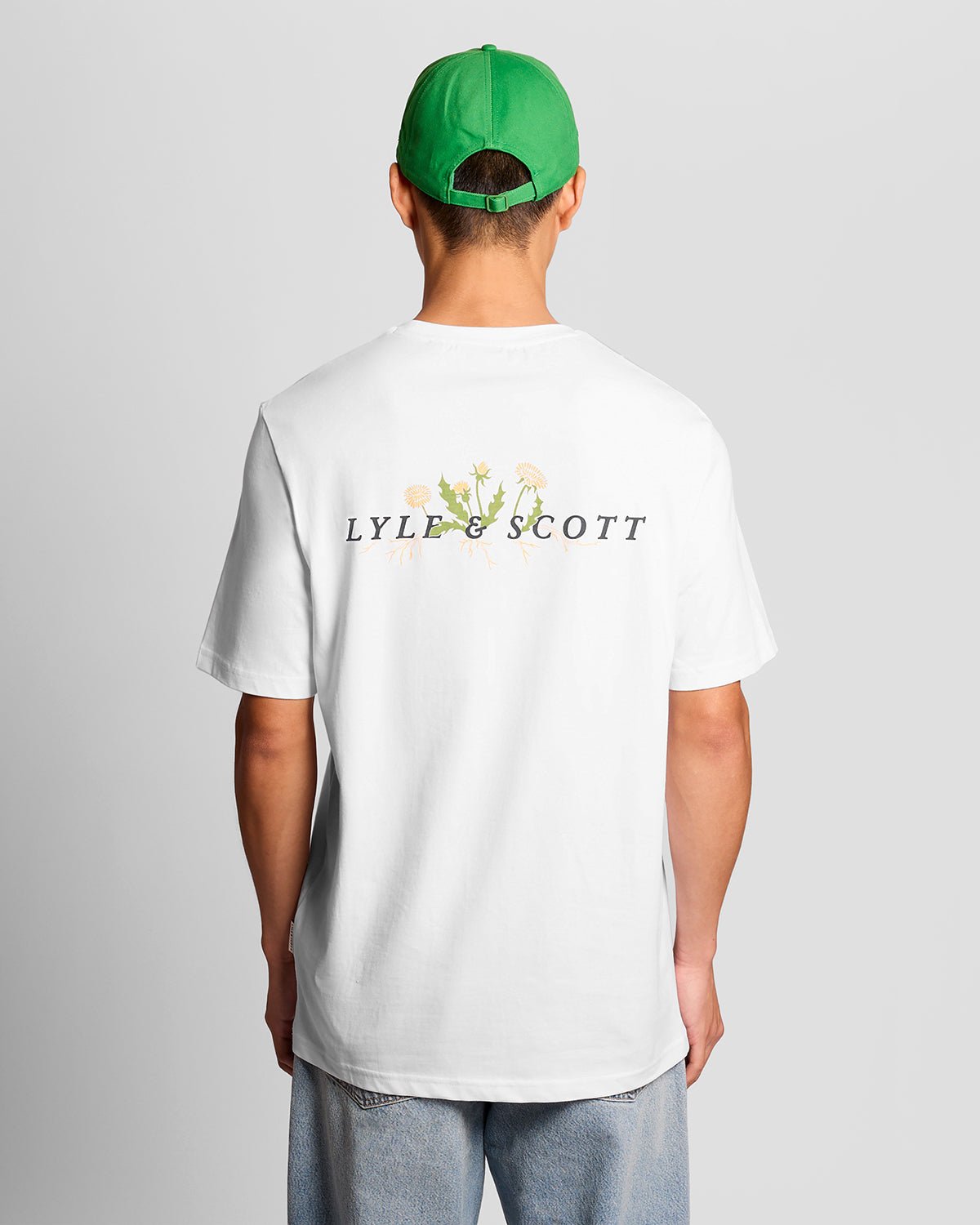 Homme portant un t-shirt à motif botanique blanc