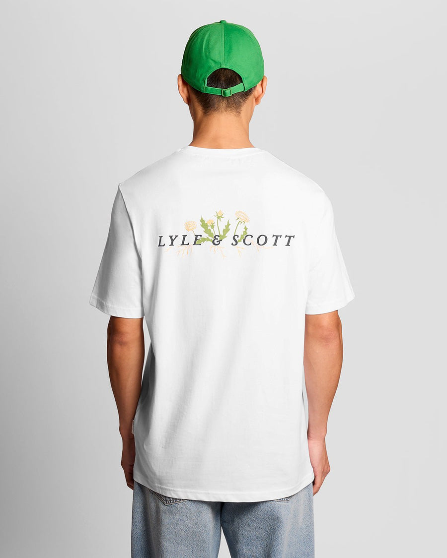 Homme portant un t-shirt à motif botanique blanc