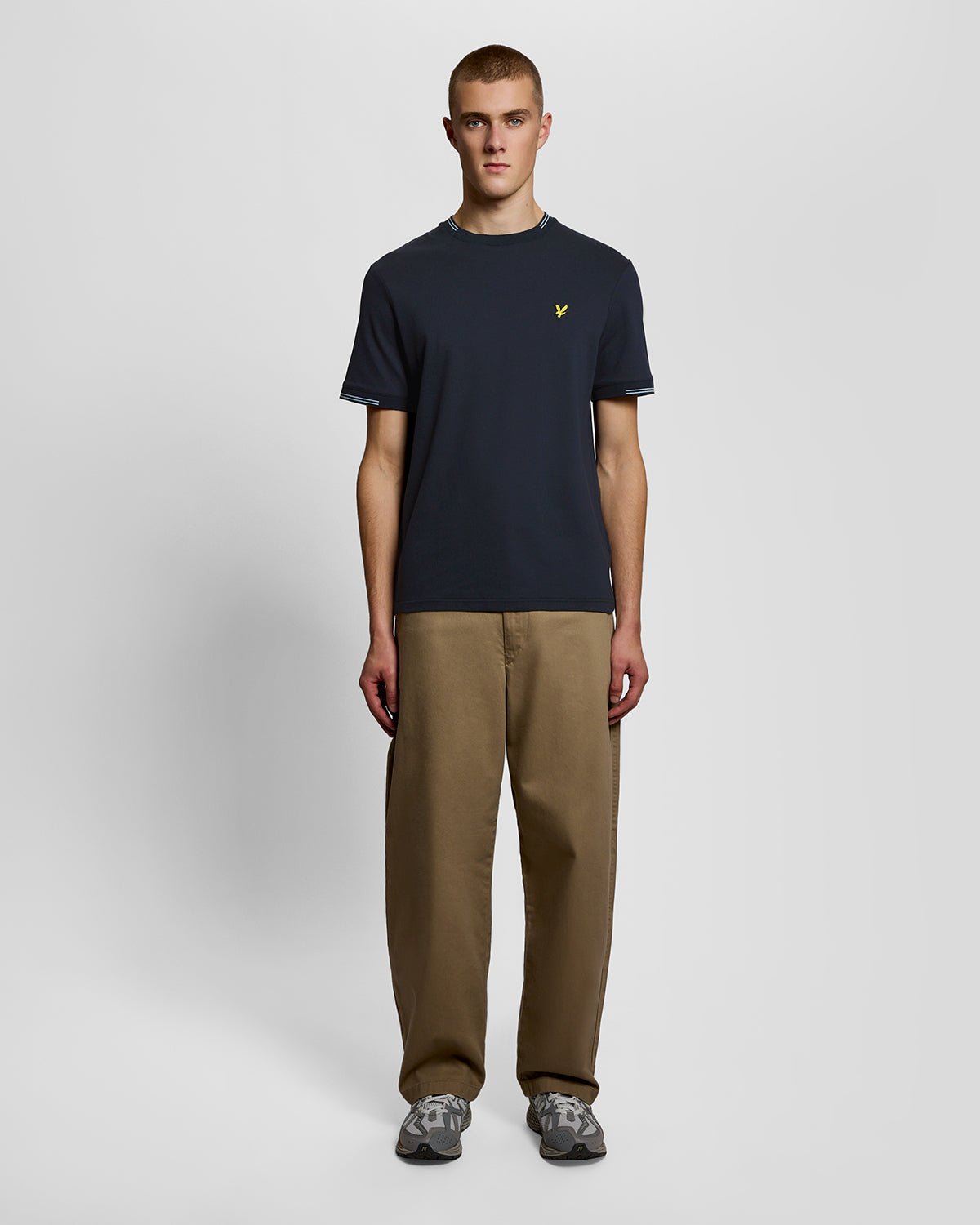 Homme portant un t-shirt en coton fin à bords contrastés, bleu marine foncé/bleu craie