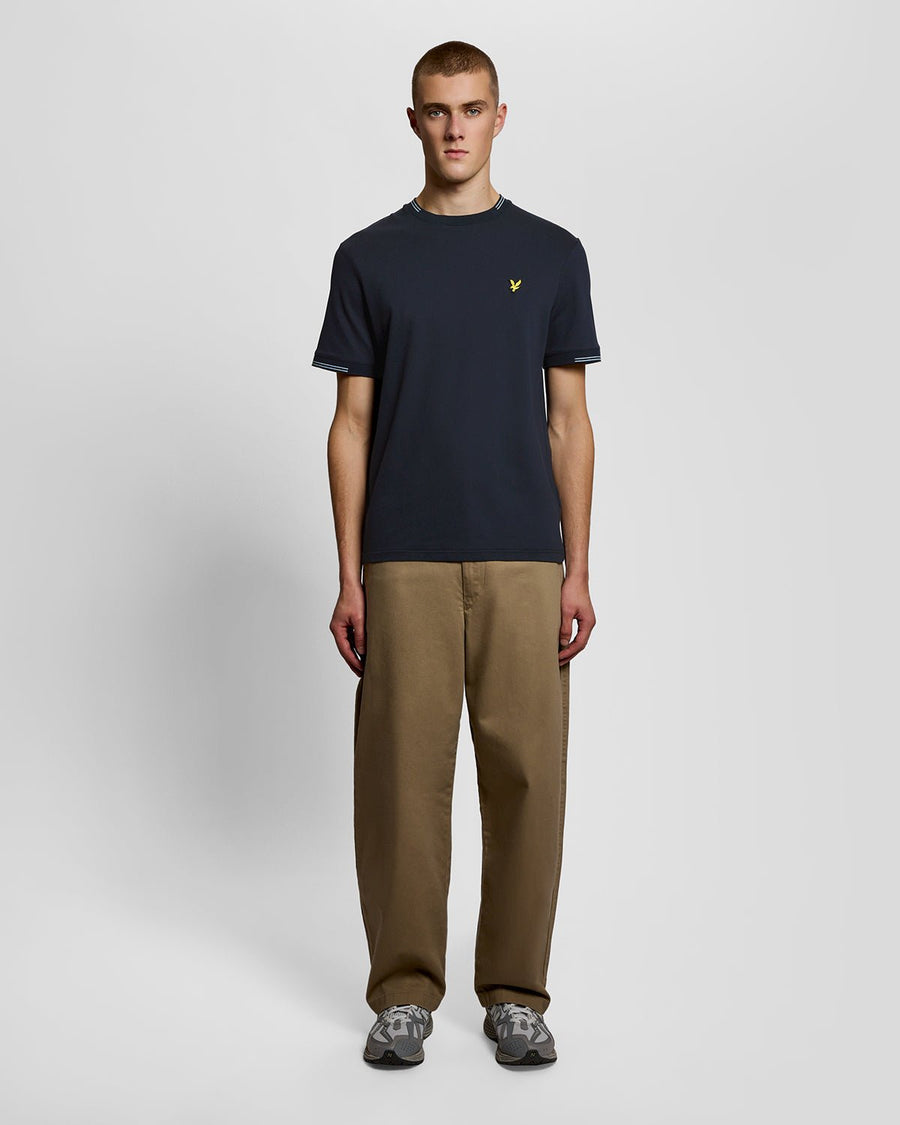 Homme portant un t-shirt en coton fin à bords contrastés, bleu marine foncé/bleu craie