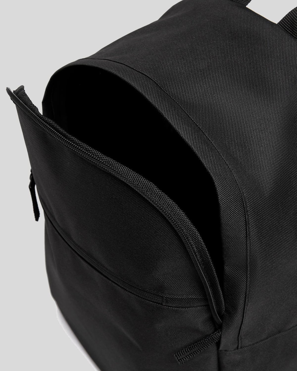 Un garçon porte un sac à dos noir de jais