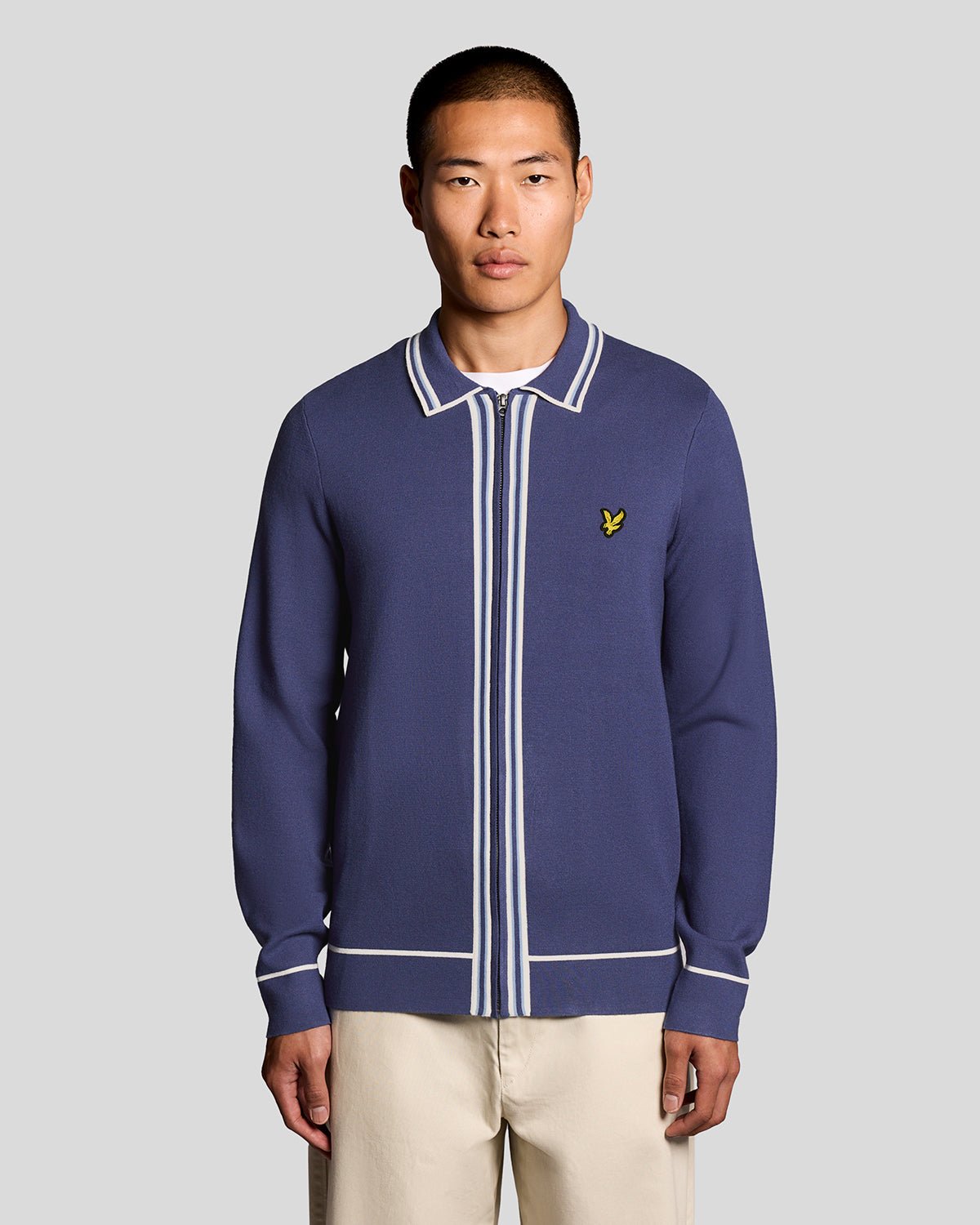 Uomo con maglione in maglia con zip integrale a contrasto in blu navy intenso