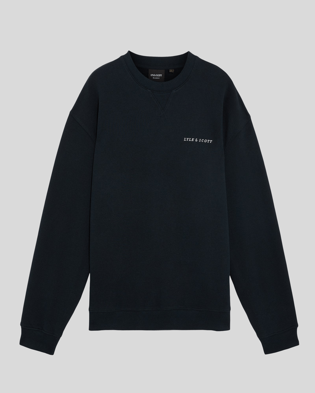 Homme portant un sweat-shirt en molleton Script Brushback bleu marine foncé