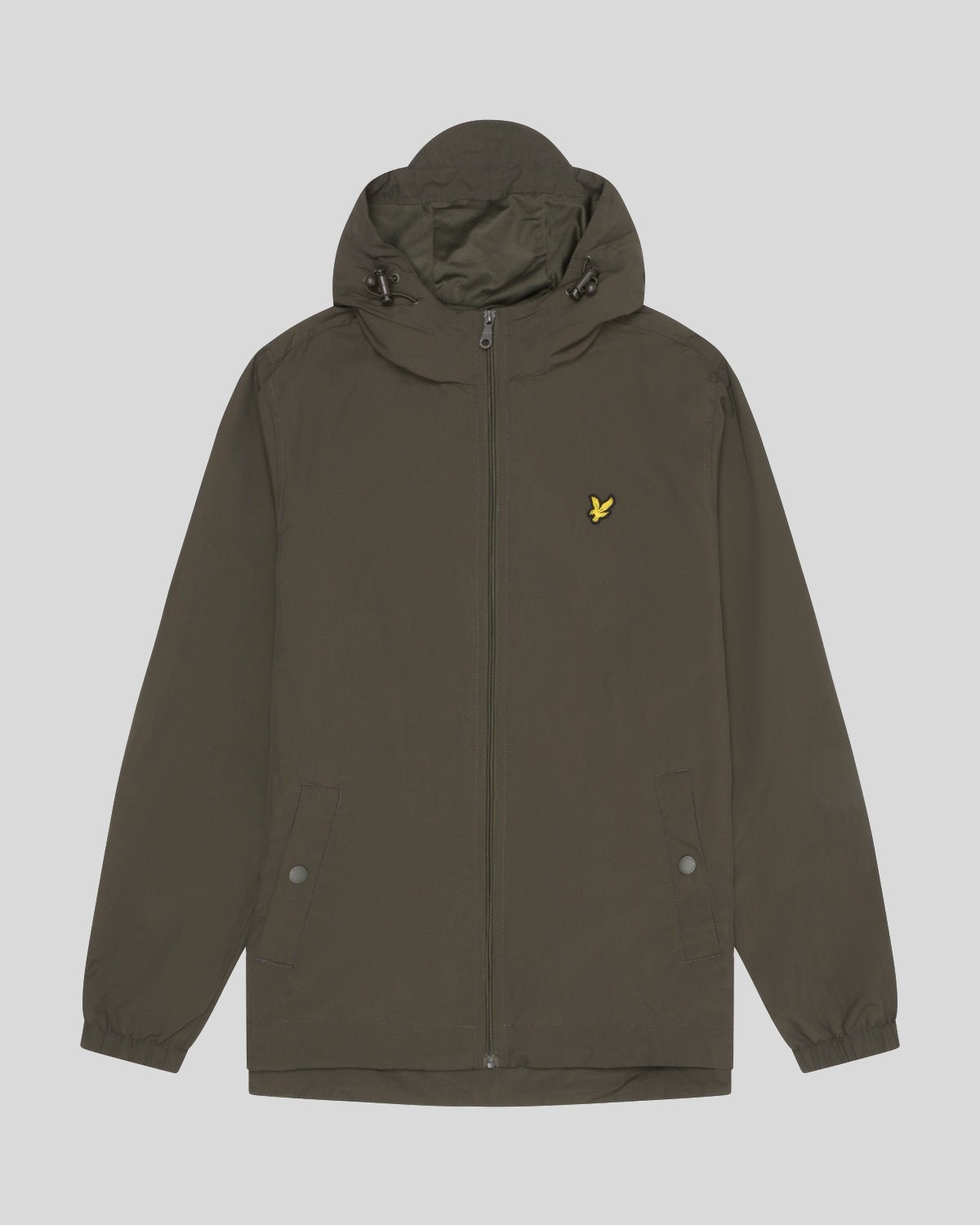 Un homme porte une veste à capuche imperméable de couleur olive