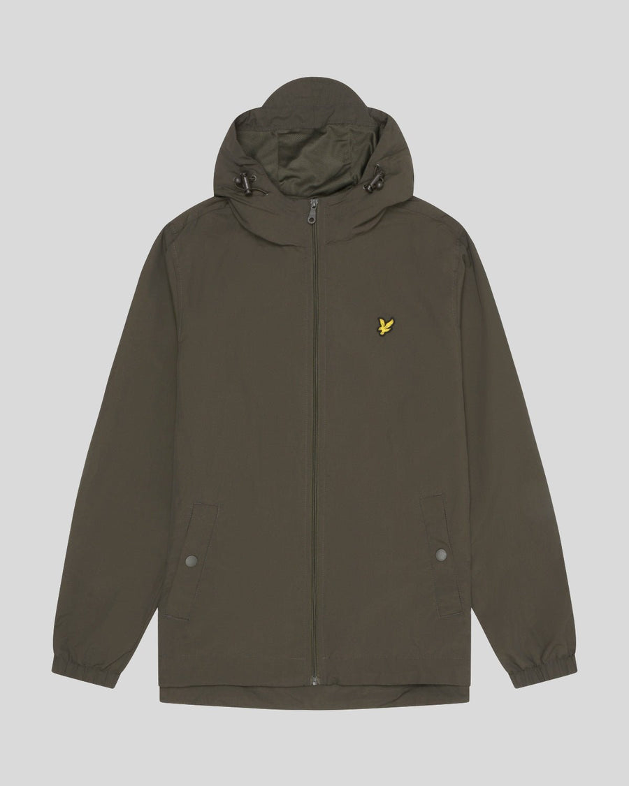 Un homme porte une veste à capuche imperméable de couleur olive