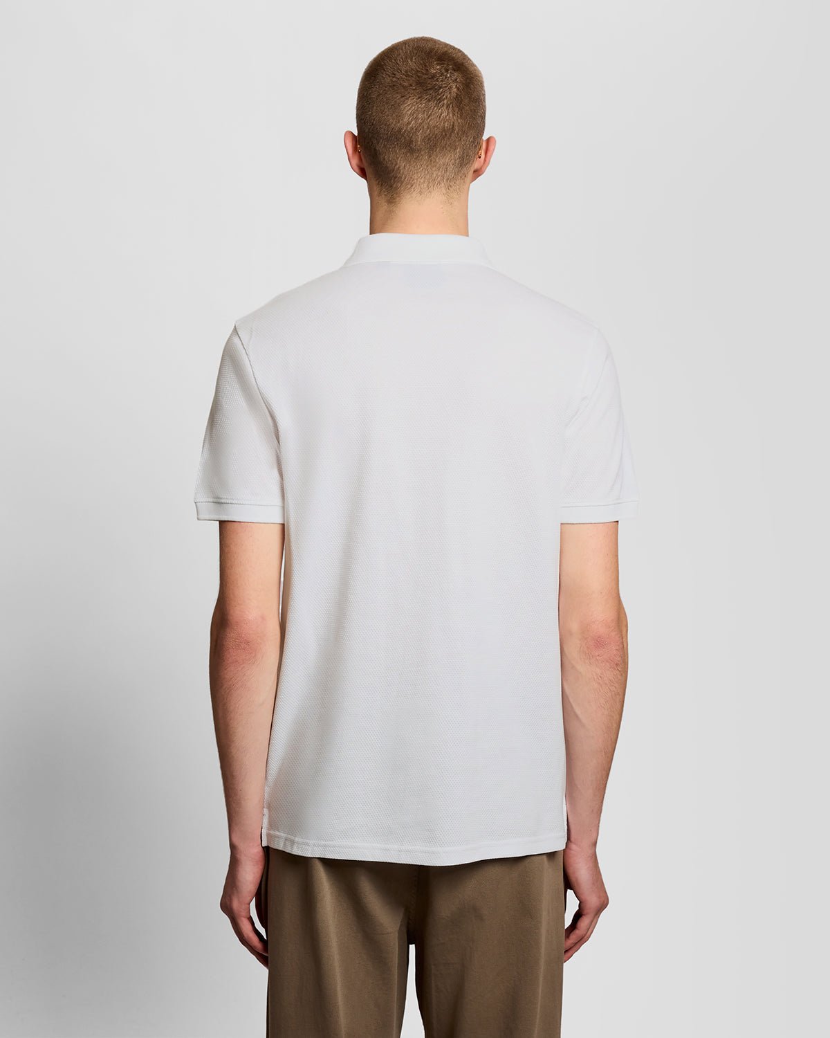 Homme portant un polo jacquard texturé blanc