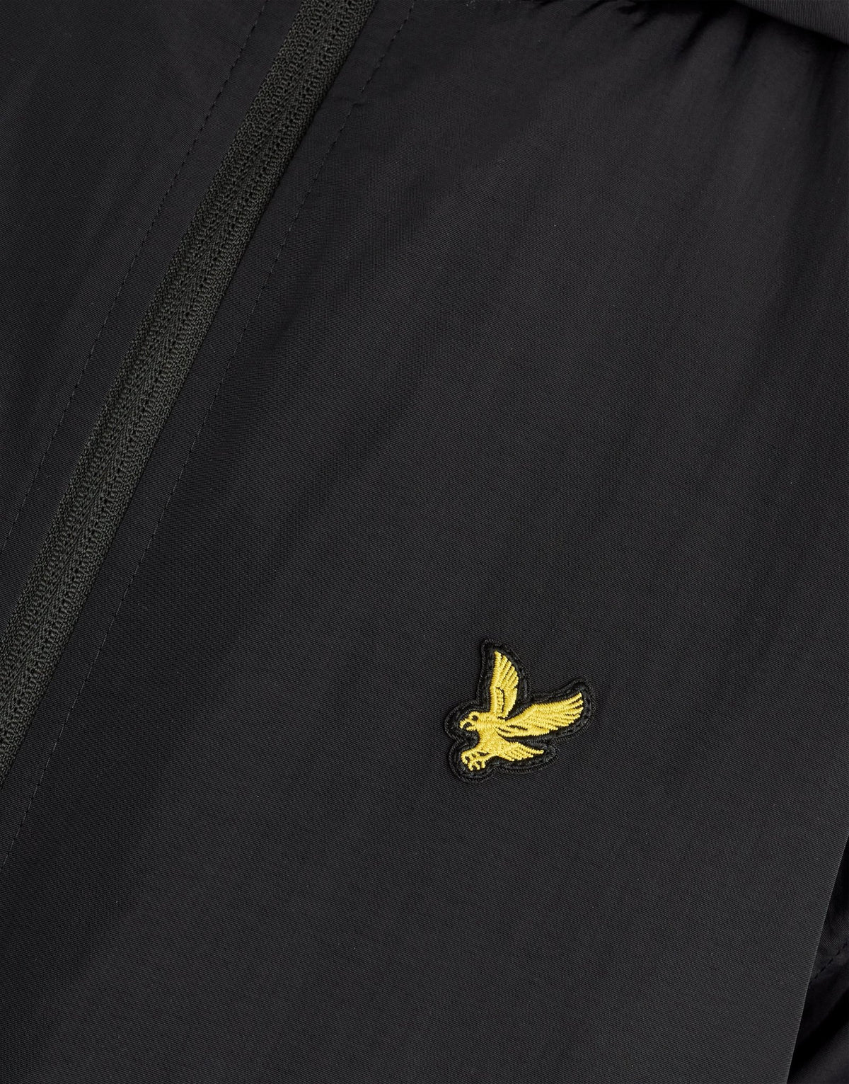 Hombre con chaqueta con capucha impermeable y costuras selladas en negro azabache