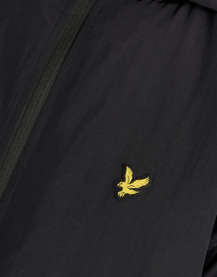 Hombre con chaqueta con capucha impermeable y costuras selladas en negro azabache