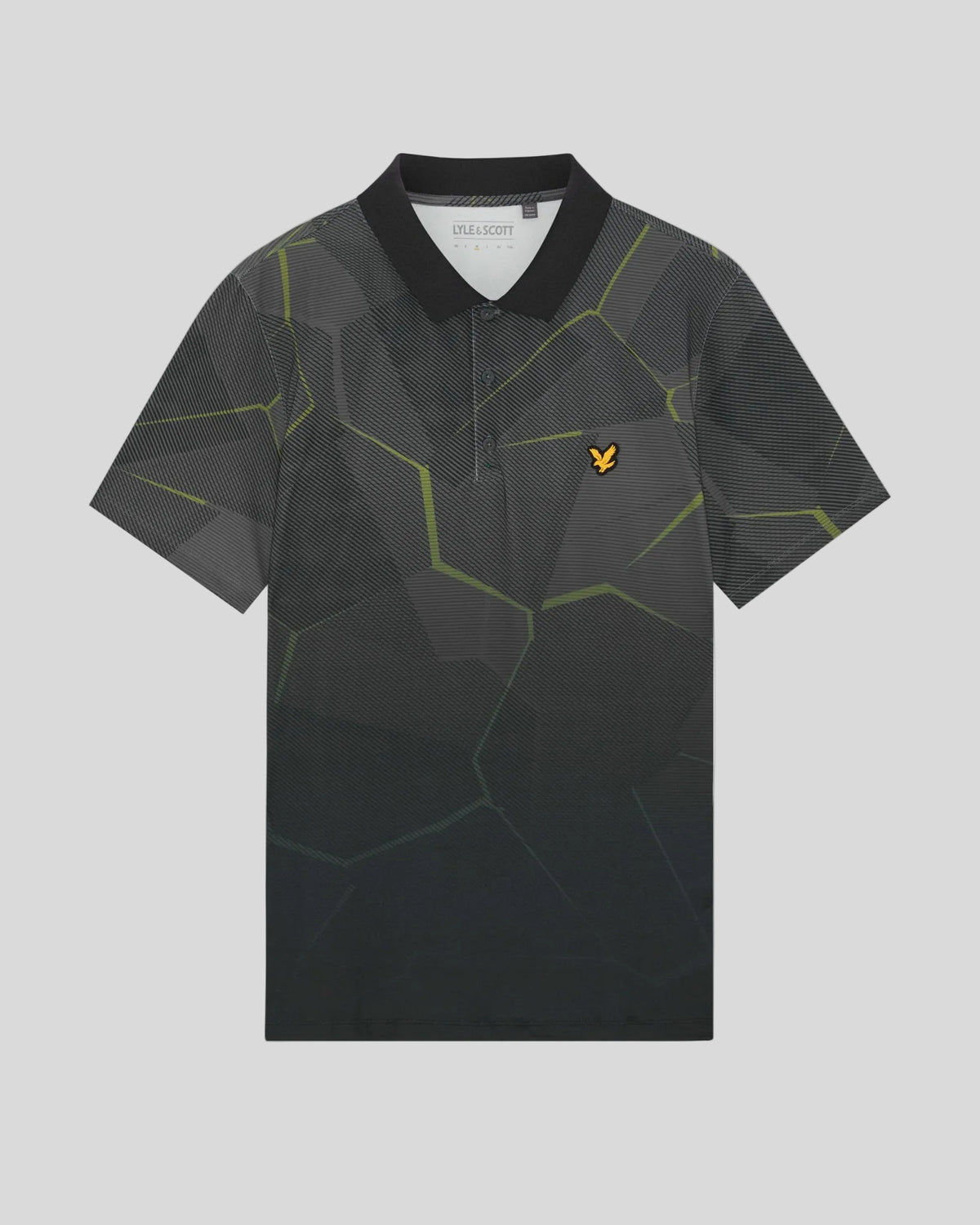 Un homme porte un polo à motif géométrique noir de jais