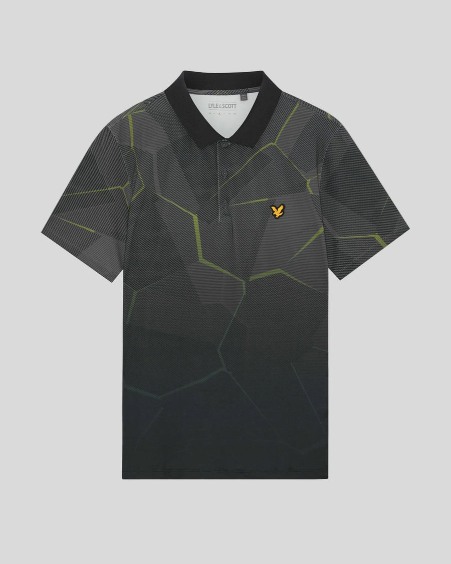 Un homme porte un polo à motif géométrique noir de jais