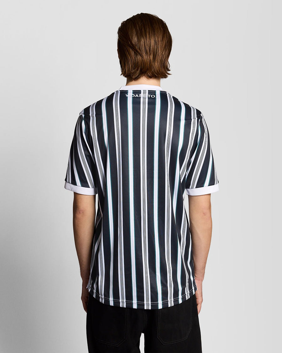Homme portant un maillot de football à rayures « Prep Stripe » bleu marine foncé