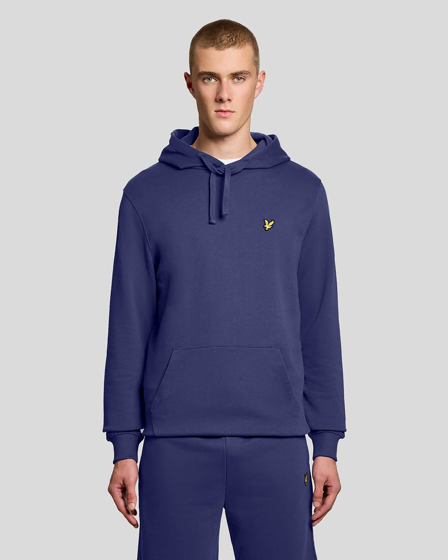 Man draagt een Loopback katoenen hoodie in diep marineblauw