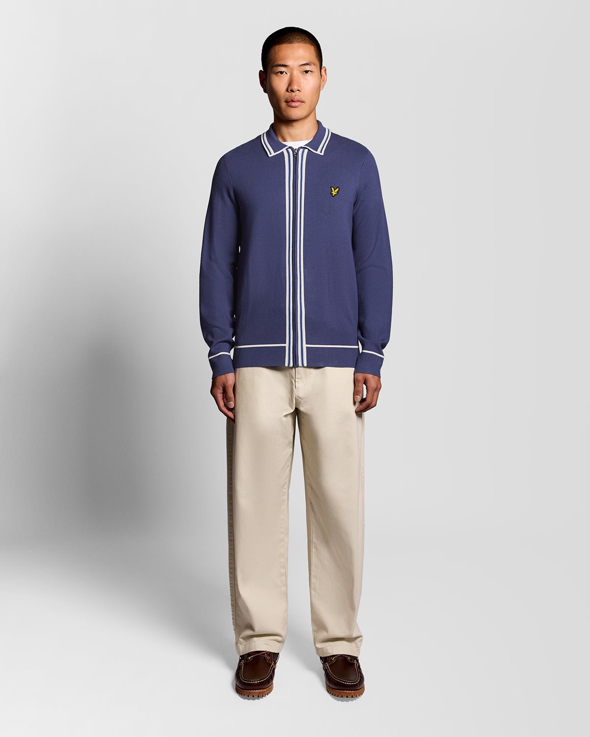Uomo con maglione in maglia con zip integrale a contrasto in blu navy intenso