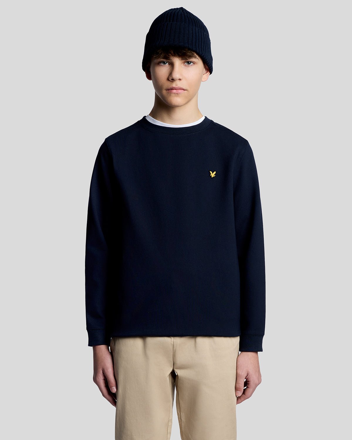 Homme portant un sweat-shirt léger de sport bleu nuit