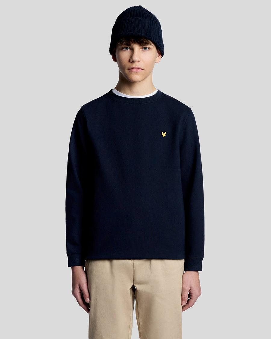 Homme portant un sweat-shirt léger de sport bleu nuit