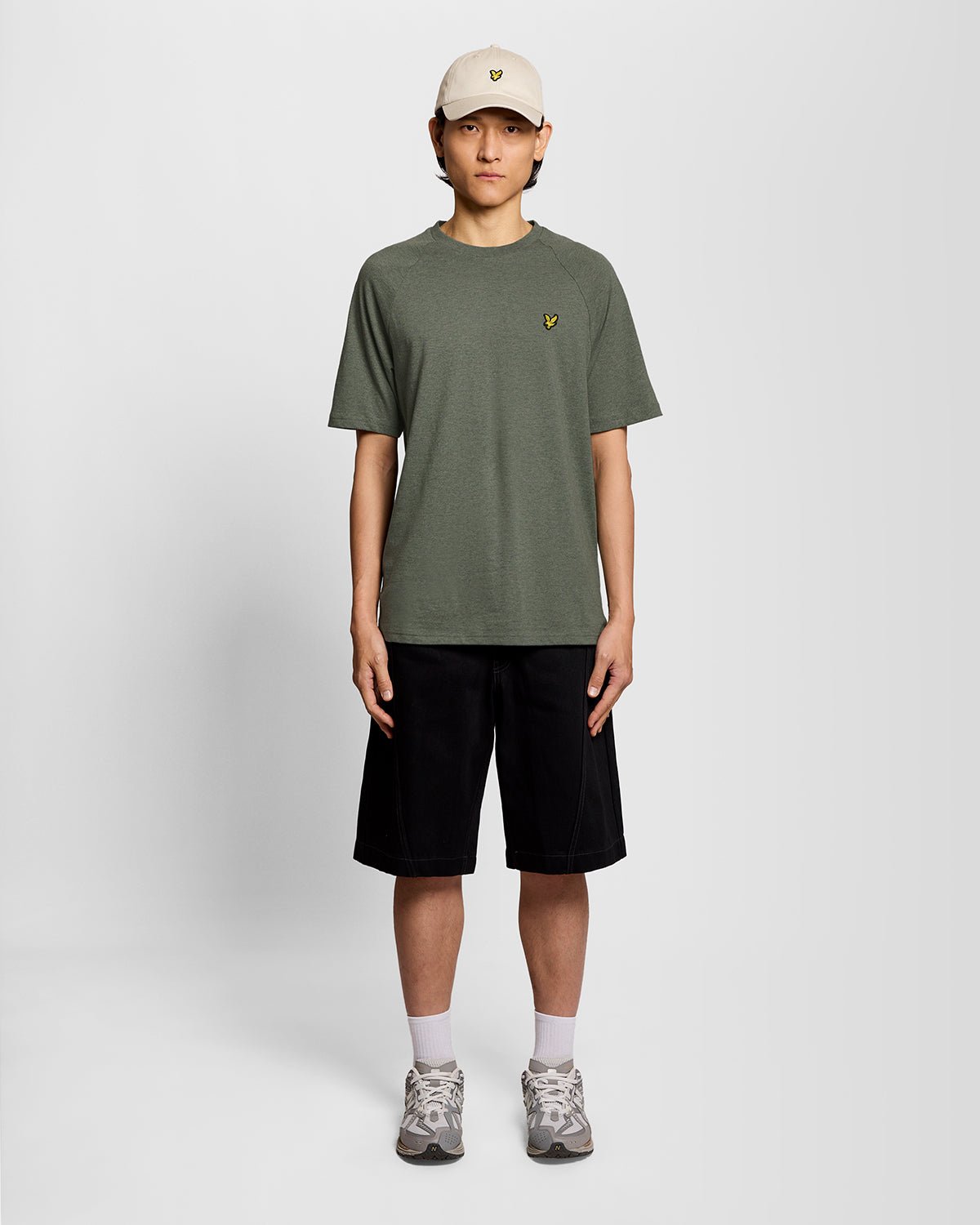 Un homme porte un t-shirt Marl Raglan de couleur kaki Tri Marl