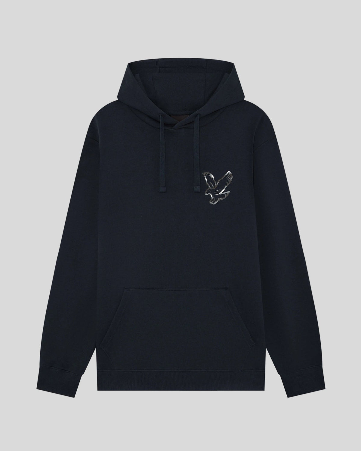 Homme portant un sweat-shirt à imprimé graphique dans le dos, couleur bleu marine foncé