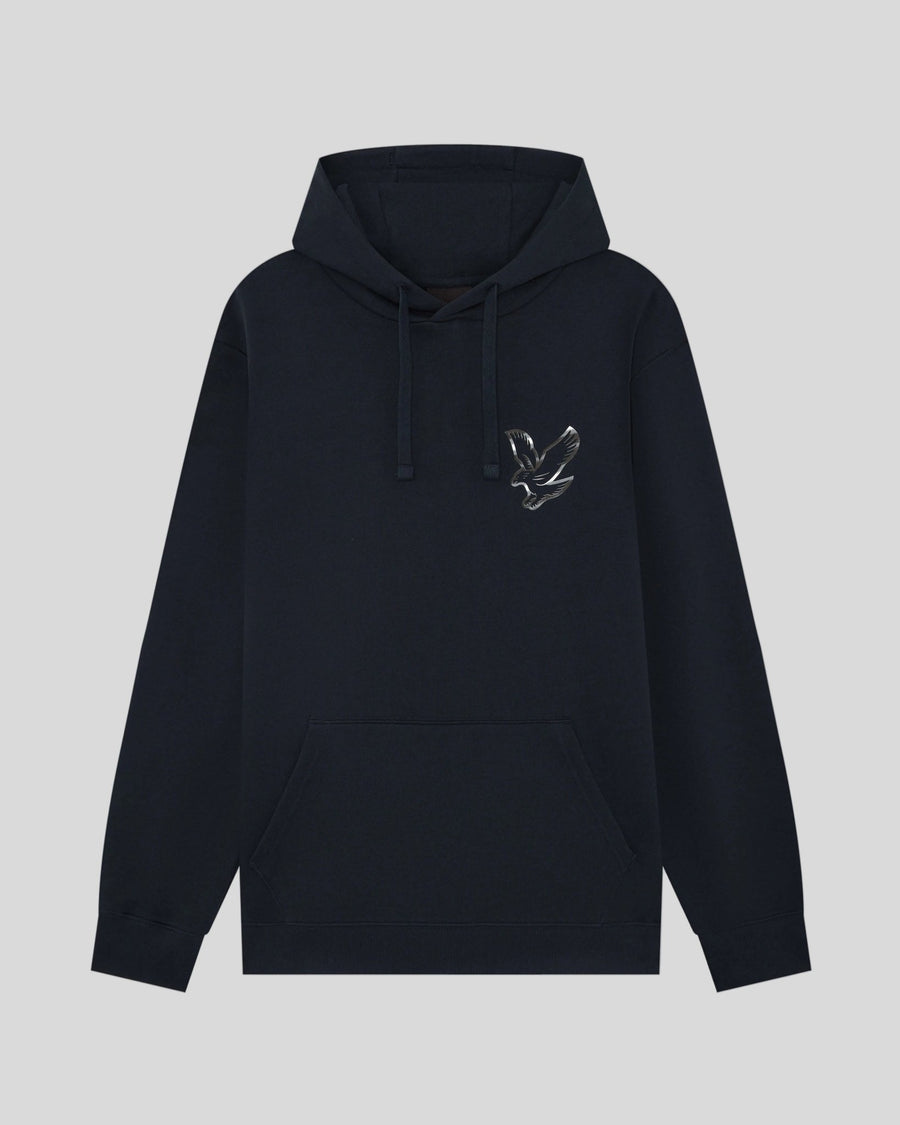 Homme portant un sweat-shirt à imprimé graphique dans le dos, couleur bleu marine foncé