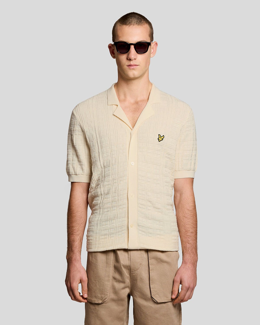Un homme porte une chemise de vacances en maille à col Revere, couleur « Ice Cream »