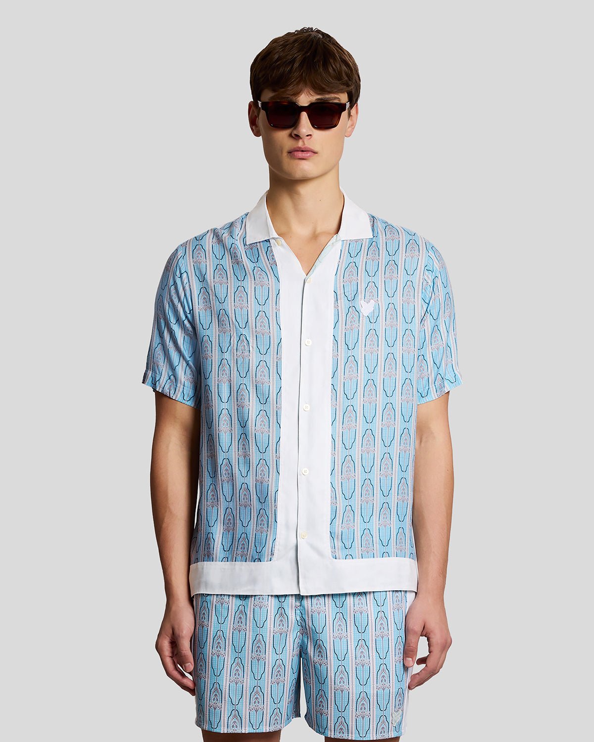 Homme portant une chemise à manches courtes à motif floral, couleur crème amande/bleu de Parme