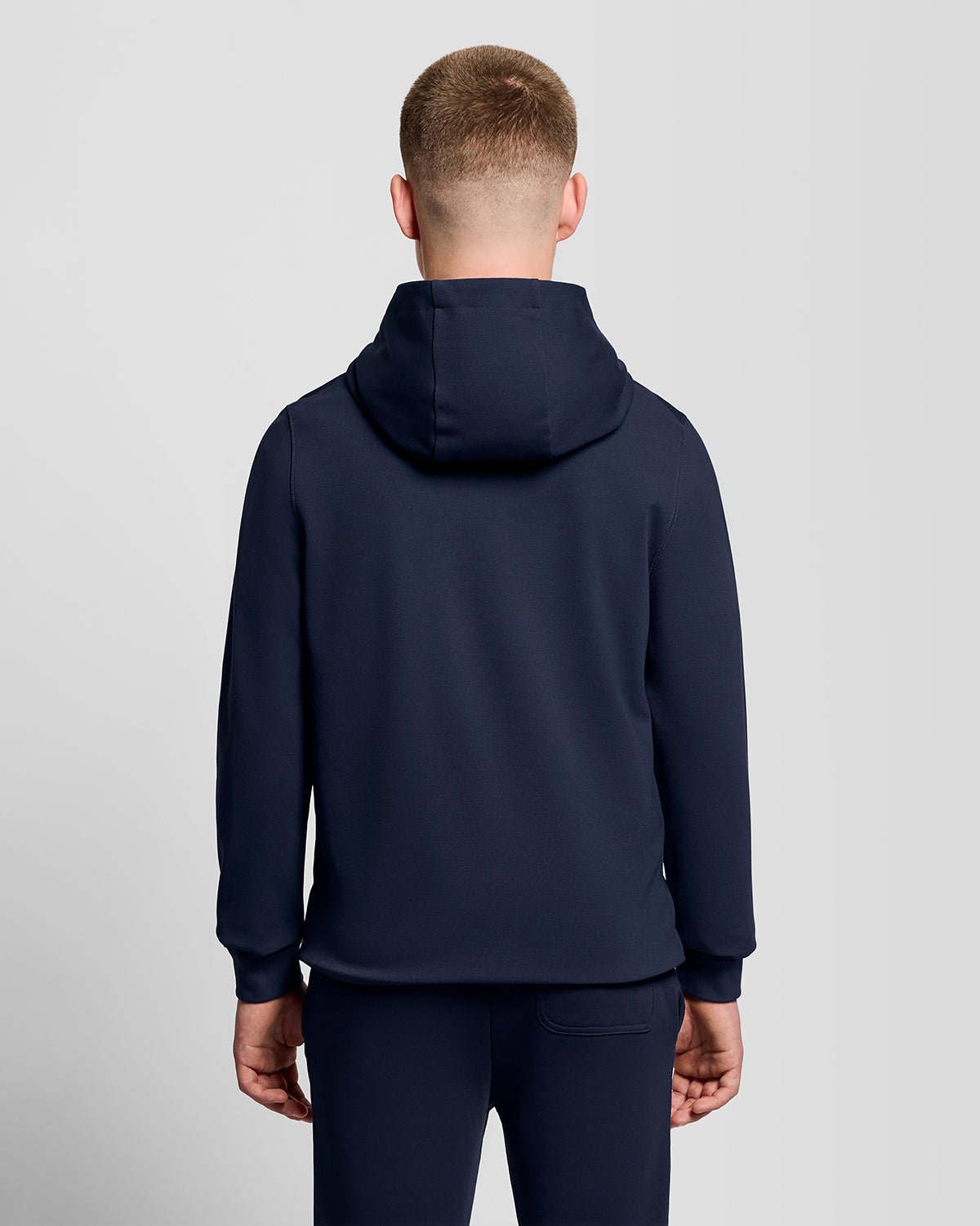 Homme portant un sweat à capuche en molleton Sports Brushback bleu nuit