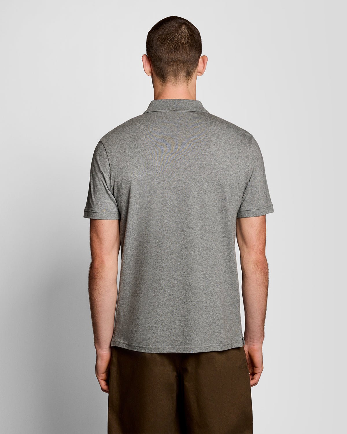 Hombre con polo de jersey de algodón en gris medio jaspeado
