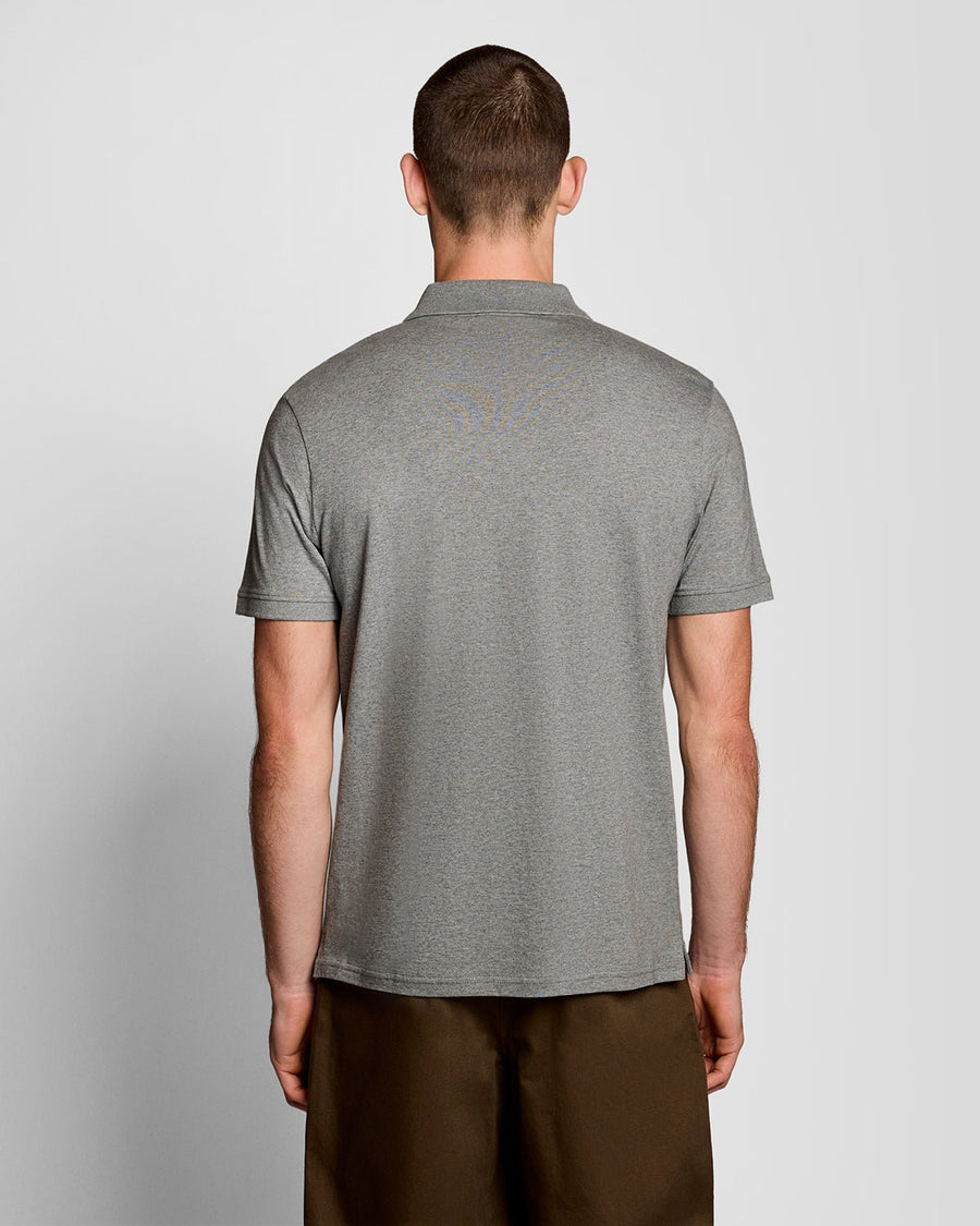 Hombre con polo de jersey de algodón en gris medio jaspeado
