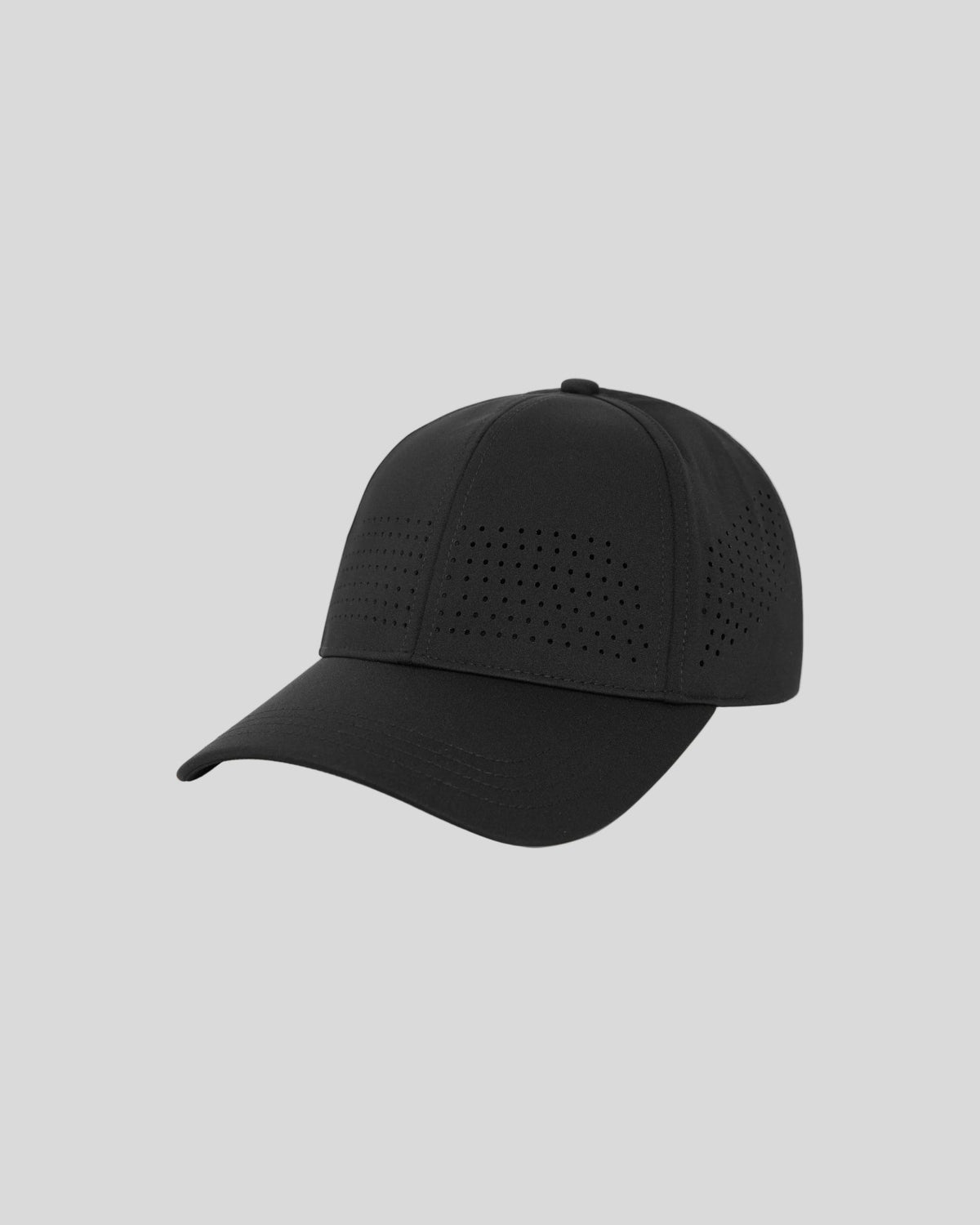 Homme portant une casquette de sport ventilée, couleur noir jais
