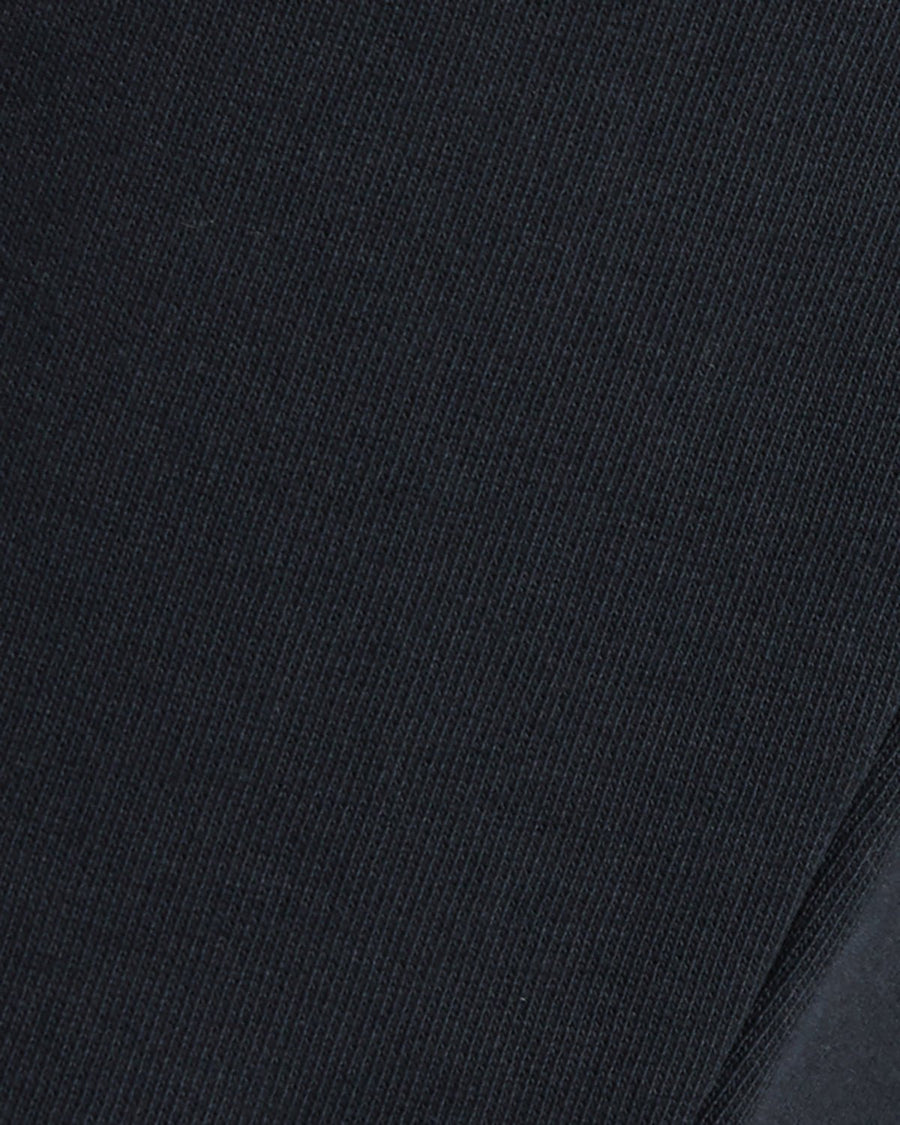 Un homme porte un short de survêtement en coton bleu marine foncé