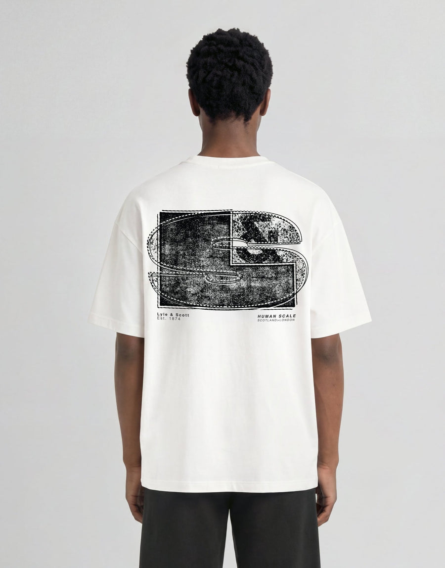 Pojke bär en vit T-shirt med halvtonat monogramtryck