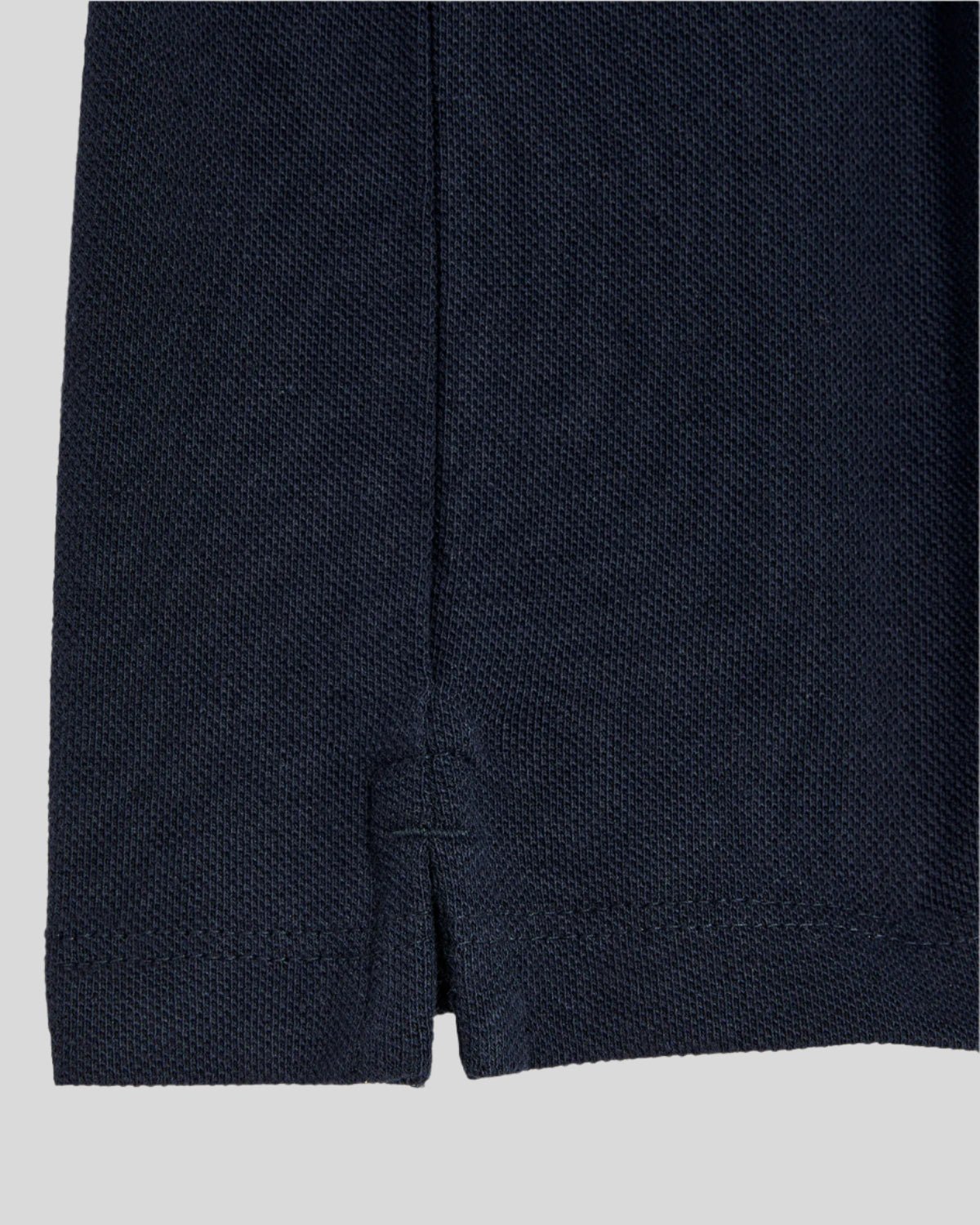 Ragazzo con polo in lino blu scuro
