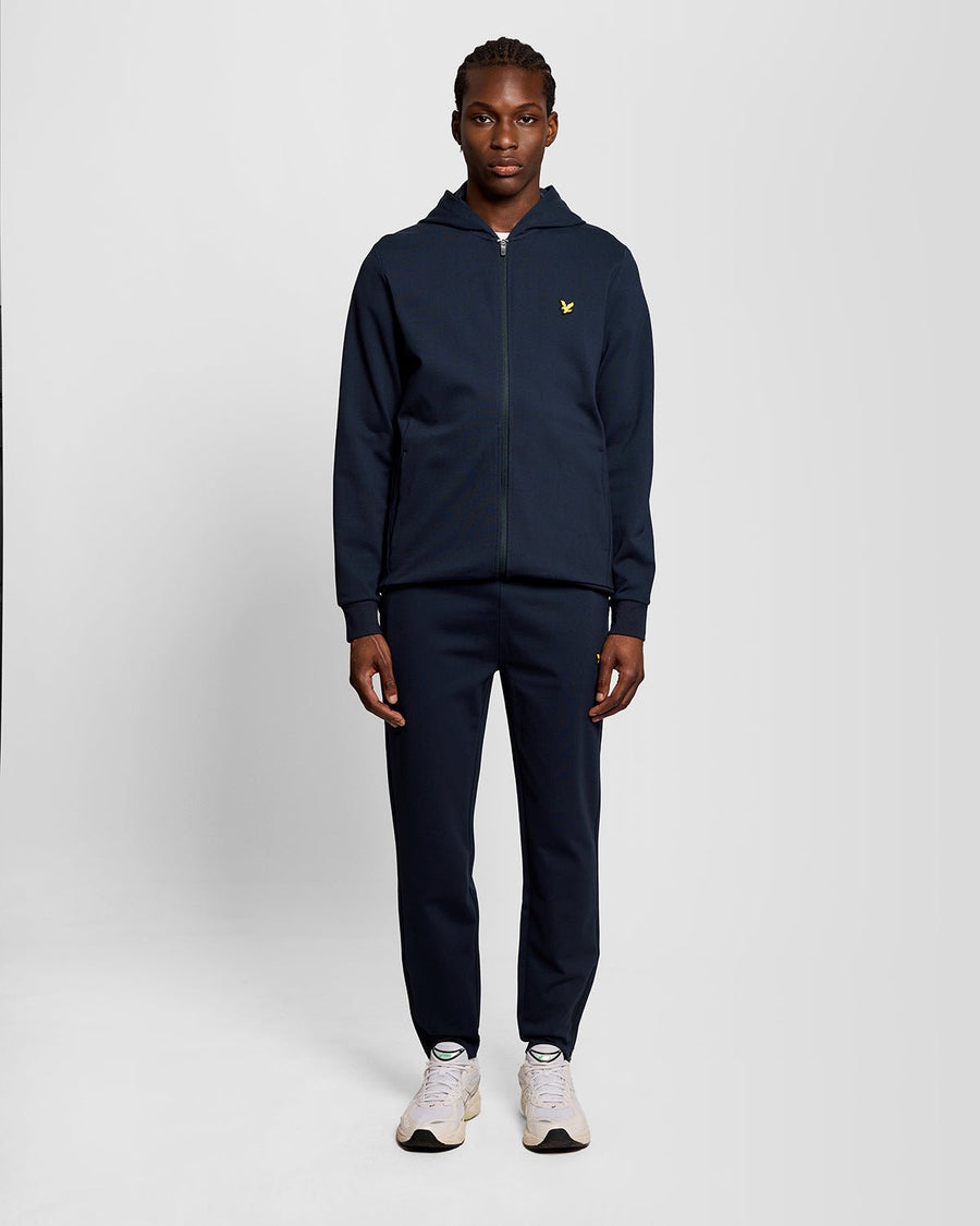 Homme portant un pantalon de jogging léger de sport bleu marine foncé