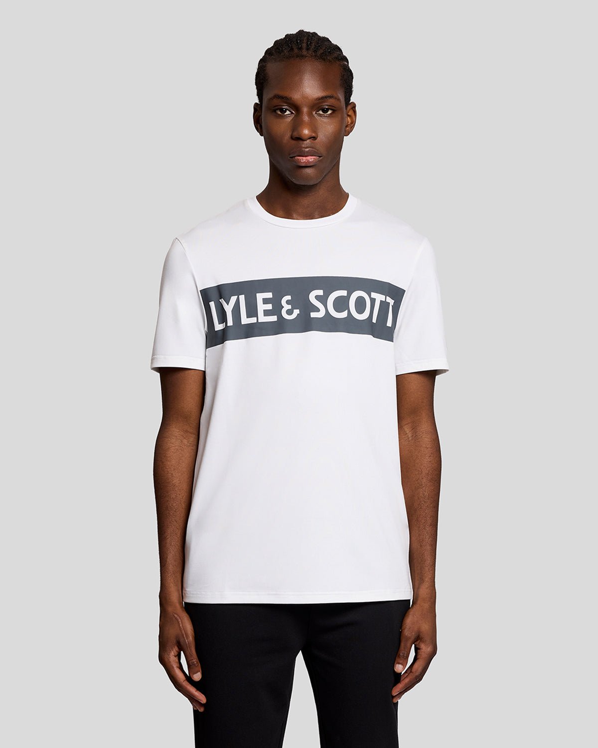 Homme portant un t-shirt blanc avec un logo sur la poitrine