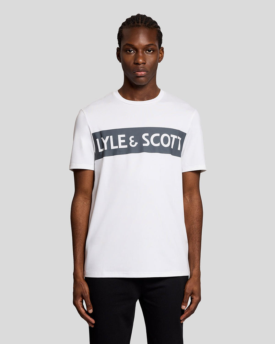 Homme portant un t-shirt blanc avec un logo sur la poitrine