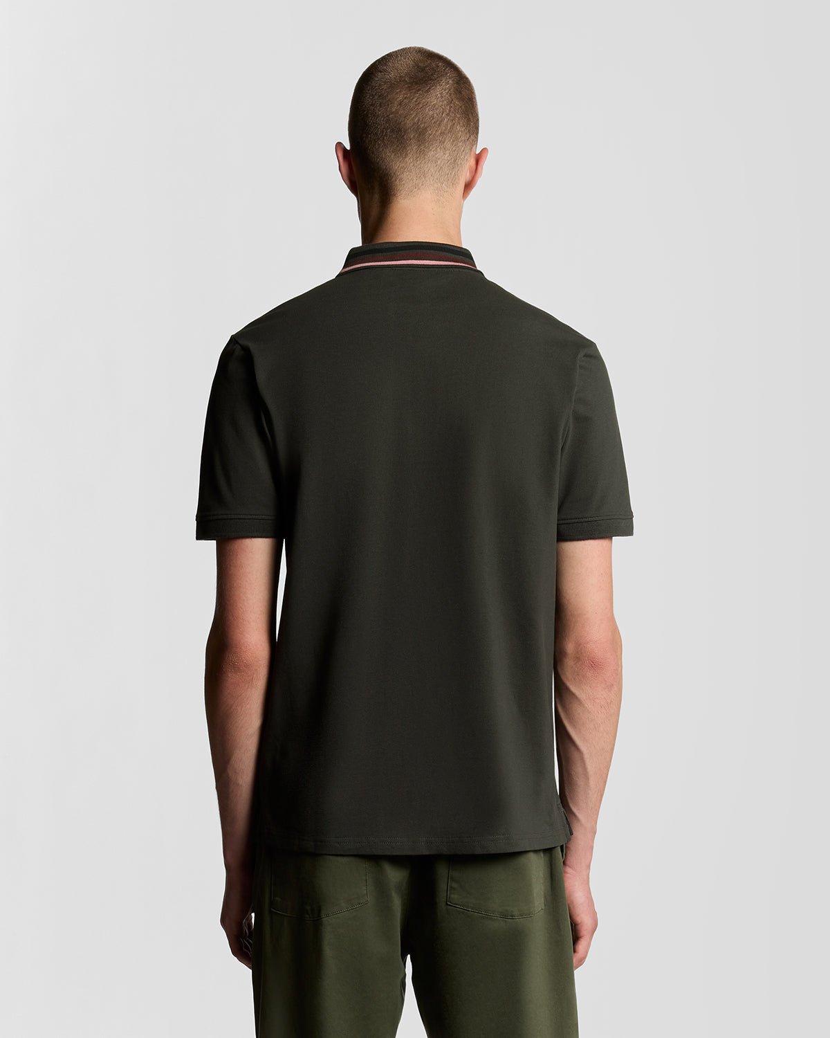 Hombre con polo a rayas en color gris plomizo y espuma