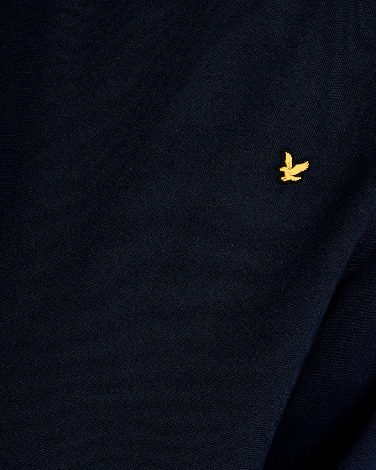 Homme portant un sweat-shirt léger de sport bleu nuit