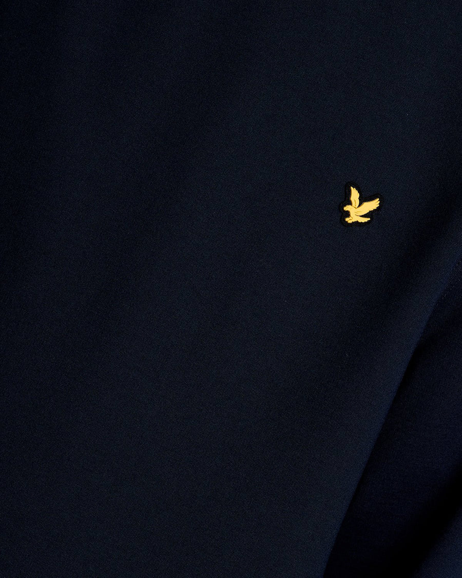 Homme portant un sweat-shirt léger de sport bleu nuit