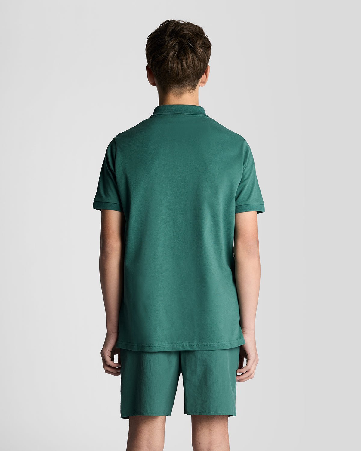 Un homme porte un polo en coton dans les Everglades