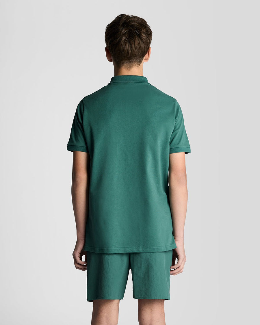 Un homme porte un polo en coton dans les Everglades