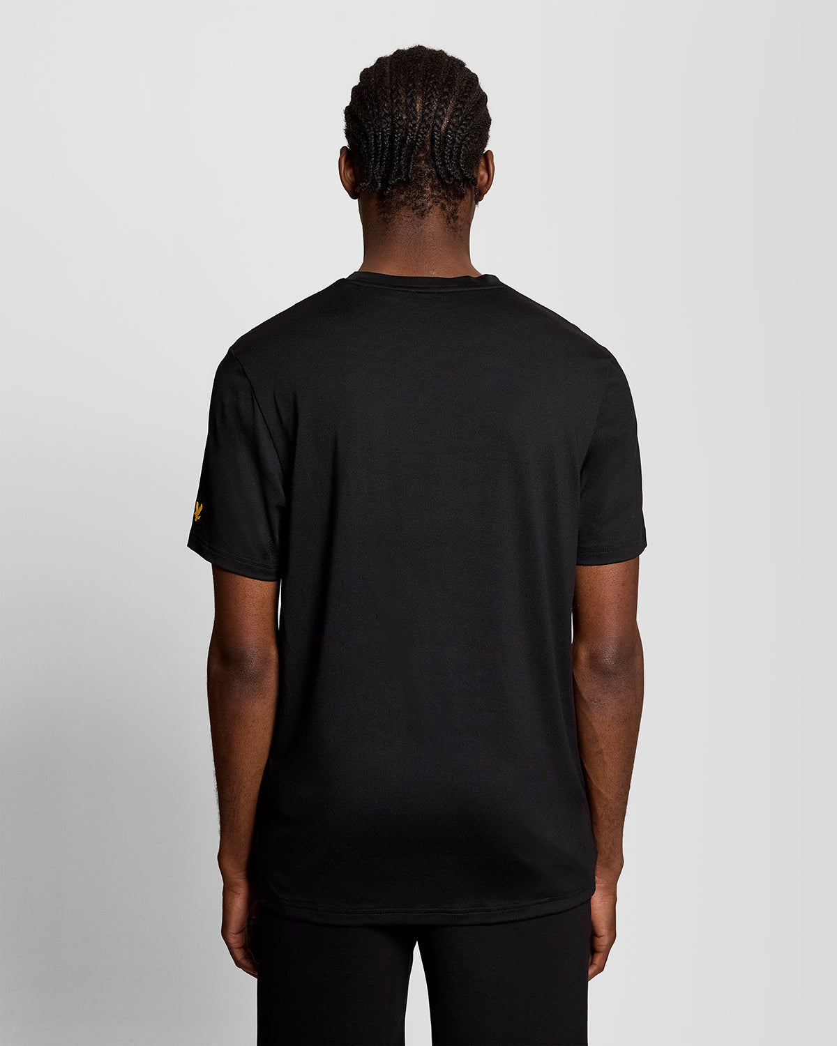 Homme portant un t-shirt à logo sur la poitrine, couleur noir de jais